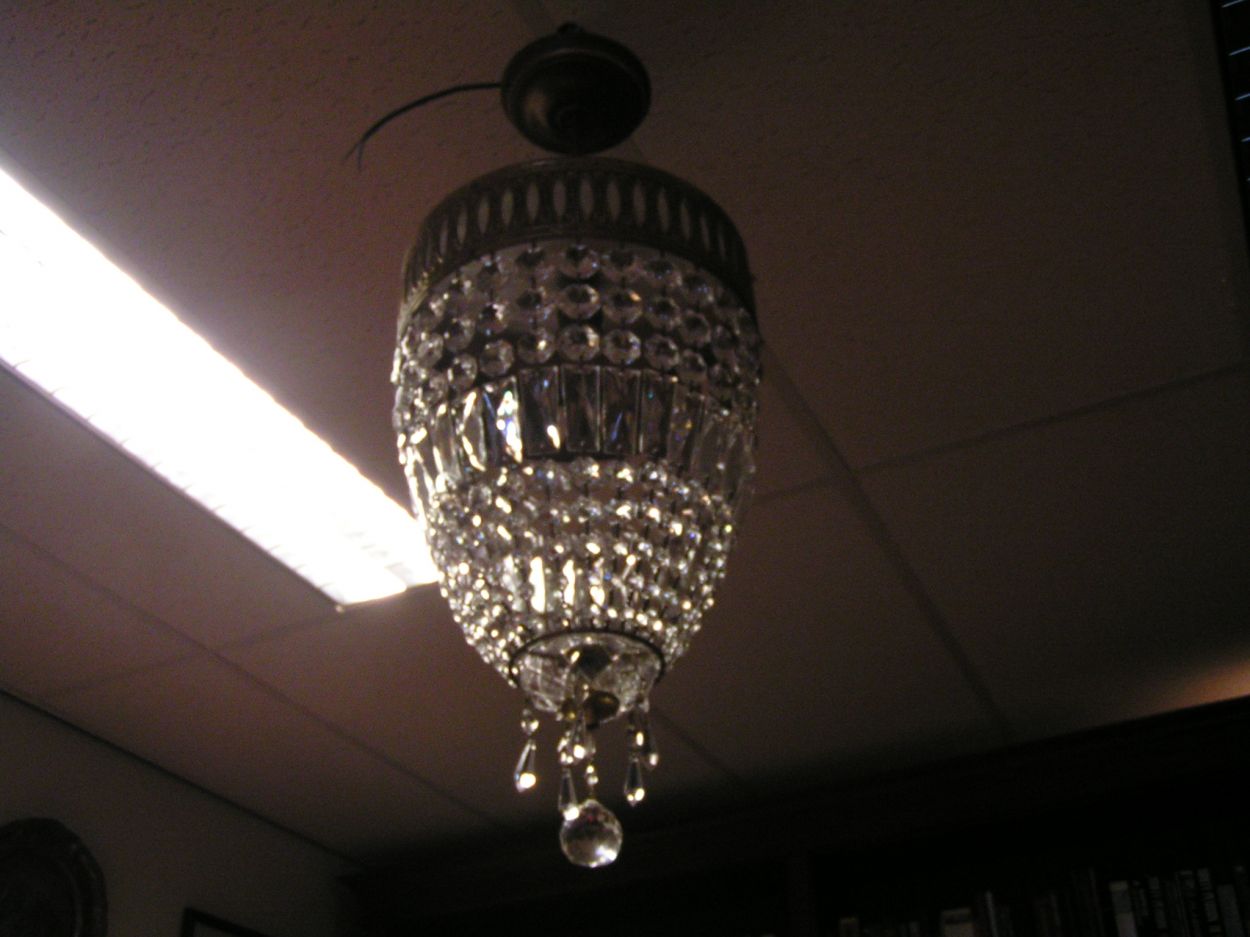 Albert Benier Kristallen Kroonluchter SpecialistDiverse plafonaires, Kroonluchters, Zakkroonluchters te koop in alle soorten en maten, tevens op bestelling mogelijk, ook restauratie!
Tevens montage, bevestigen van alle soorten en maten van Kroonluchters op aanvraag. Vrijwel alles is mogelijk op het gebied van Kristallen Lampen- en Kroonluchters etc.
