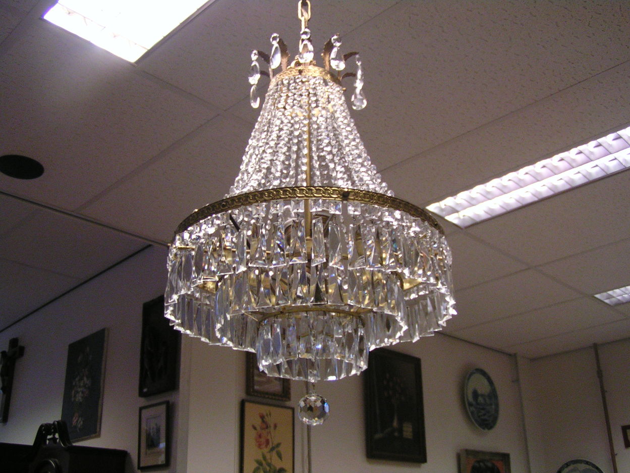 Verkocht artikelnr. 00403 Kroonluchter Kristal EMPIRE 1910
in perfecte staat!

met 4 lampen binnenin.

afmetingen: zonder ketting 70cm

doorsnede: 50cm
Keywords: Kroonluchter ; Kristal; EMPIRE 1910