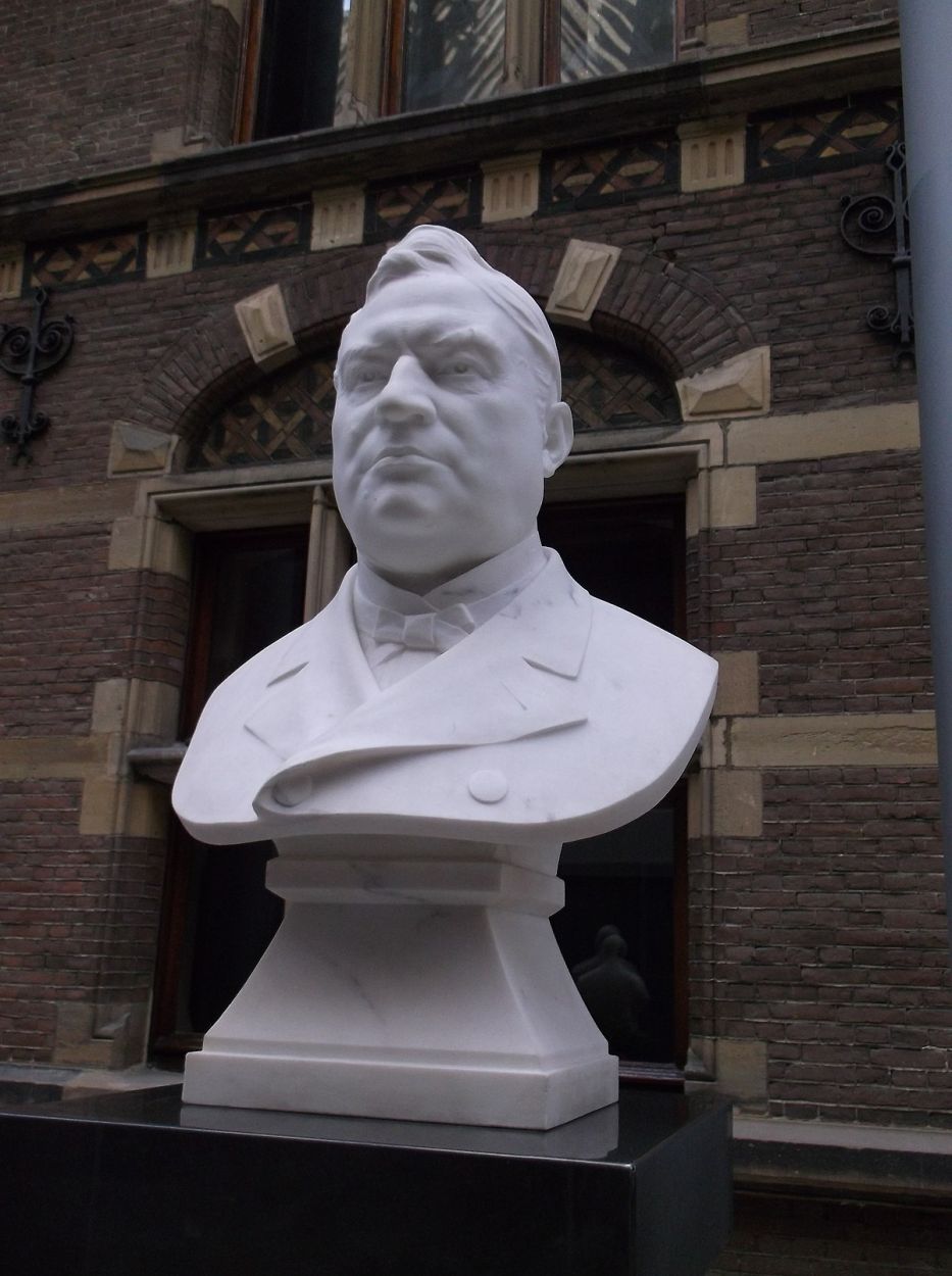 Verkocht 1600446 3-Deurs Koninklijke Kledingkast H.F. Jansen en Zoon 1874:
De koninklijke Meubelfabriek en Magazijnen H.F. Jansen en Zonen was een meubelfabriek en woninginrichting in Amsterdam van 1840 tot 1948.
In 1871 Hofleverancier van het Koninklijk Huis.
De firma voorziet vanaf 1886 de werk- en slaapkamer van Koning Willem III en later Prinses Wilhelmina in Paleis Soestdijk van een nieuwe wandbekleding en meubilering. In 1881 wordt voor Prinses Emma de meubilering van het Paleis Het Loo verzorgd.

B: 1.97m x D: 63cm x H: 2.13m

Midden Deur Facet geslepen groten Spiegel.

Binnenkant geheel van Massief Slavonisch Eiken.

Planken in hoogte verstelbaar.

Deze antieke Koninklijke kledingkast verkeerd in absolute nieuwstaat.
Keywords: 3-Deurs Koninklijke Kledingkast H.F. Jansen en Zoon 1874