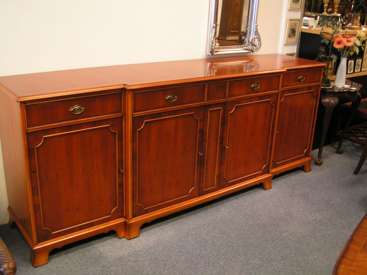 Verkocht artikelnr. 0160050 Heldense Exclusive Taxus Dressoir, altijd diverse dressoirs op voorraad.
breed: 2.44m x diep: 56cm x h: 96cm

Intarsia ingeleg met Breakfront, met Geheime Lade.

Planken in hoogte verstelbaar.

Uniek model!

In Nieuwstaat!
Keywords: Heldense Exclusive Taxus Dressoir