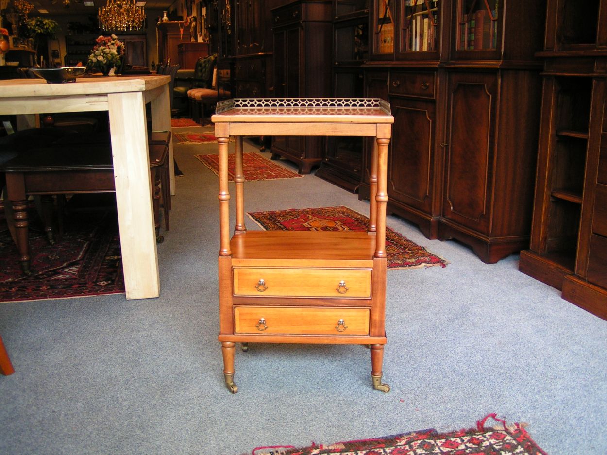 Verkocht arikelnr. 001135c Bijzettafeltje Notenhout
mooi opengewerkt hekwerkje van messing, op messing wilen met 2 onderlades, in perfecte staat.

43 breed, 33 diep, hoog: 71cm
Keywords: Bijzettafeltje Notenhout