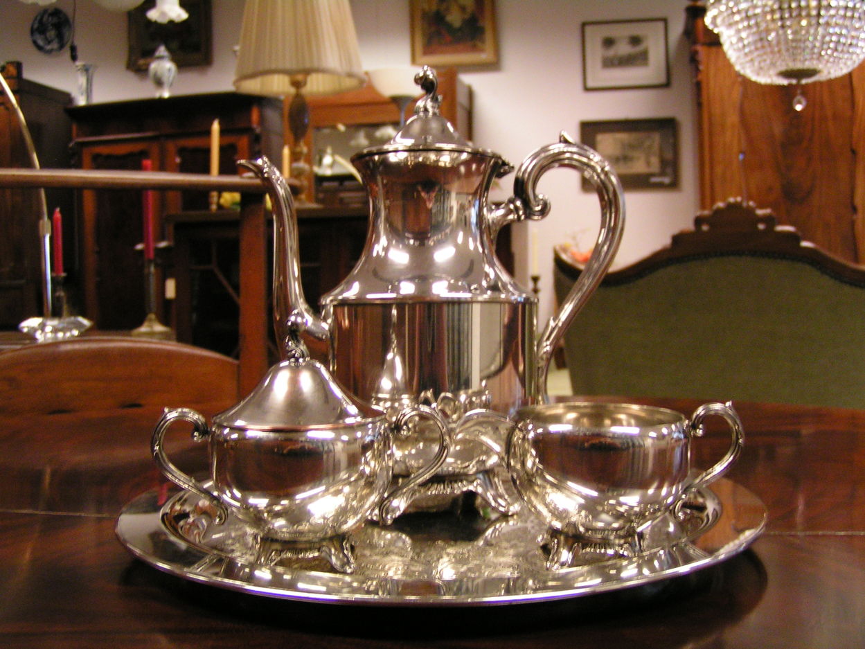 artikelnr. 00463 Verzilverd Thee Servies Wm A. Rogers 2277: prijs 175 euro
verzilverd theepot, zilver bakje melk en suiker.

Wm A. ROGERS

made in Canada

s.p. brass 

lead mts

2277  
Keywords: Verzilverd Thee Servies Wm A. Rogers 2277