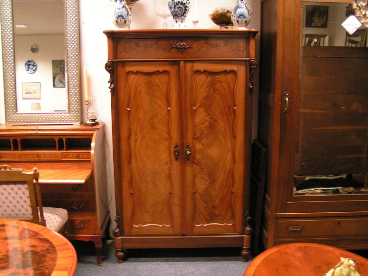 Verkocht artikelnr. 0160068 Meidenkast Mahonie houten Biedermeier Linnenkast
in perfecte staat.

H: 1.65m x D: 46cm x B: 1 meter

topkast!
Keywords: Meidenkast Mahonie houten Biedermeier Linnenkast