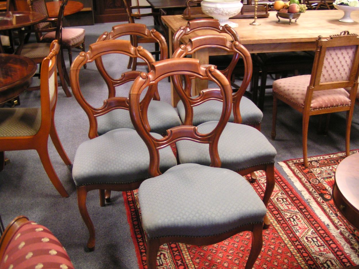 Verkocht artikelnr. 01600205 Biedermeier Mahonie Eetkamerstoelen
5 stuks, opnieuw gestoffeerd, gesingeld en gerestaureerd, in nieuwstaat.
Keywords: Biedermeier Mahonie Eetkamerstoelen