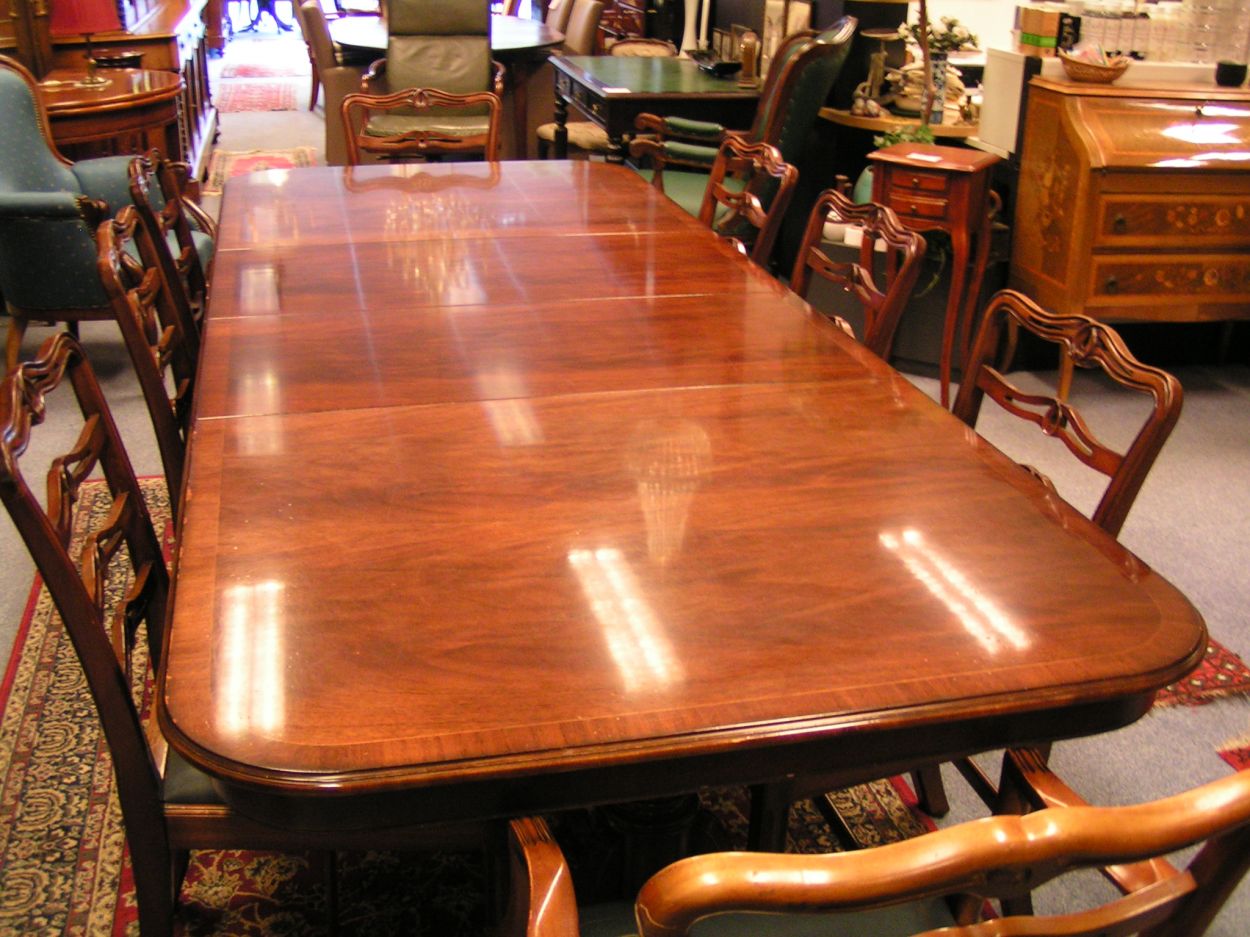 Verkocht artikelnr. 00881 Heldense Exclusive Mahonie Coulisse Eettafel
intarsia ingelegd.
op 2 kruispoten, met 2 losse tussenbladen, op messingwielen.

b: 1.08m x l: 2.80m x h: 76cm [2 tussenstukken van 50cm per stuk]

met 8 Heldense Mahonie stoelen zo goed als nieuw, waarvan 2 met armleuning zijn verkocht.



Topstuk!
Keywords: Heldense Exclusive Mahonie Coulisse Eettafel