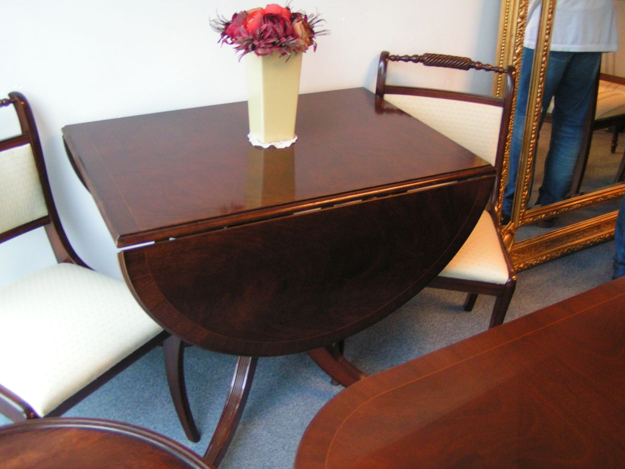 Verkocht artikelnr. 0160043 Heldense Exclusive Mahonie Hangoor Eetkamertafel.
in prachtstaat, met 4 Heldense stoelen waarvan 2 met armleuning en 2 zonder armleuning, met diverse setjes Heldense stoelen op voorraad, prijs in overleg, diverse mogelijkheden.

L:1.39m x B: 89 x H: 76cm, midden is tussenstuk hangoor=60cm

op messing wielen intarsia ingelegd
Keywords: Heldense Exclusive Mahonie Hangoor Eetkamertafel