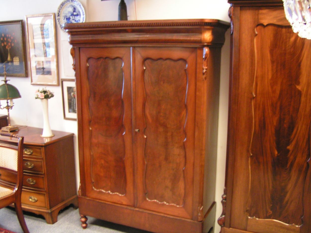 Verkocht. 1600061 Biedermeier Mahonie Kast 1840
4-deurs Dressoir

met 4 laden en 2 legplanken

180 x 45 x 85cm

In Nieuwstaat!
Keywords: Heldense Exclusive Mahonie Dressoir