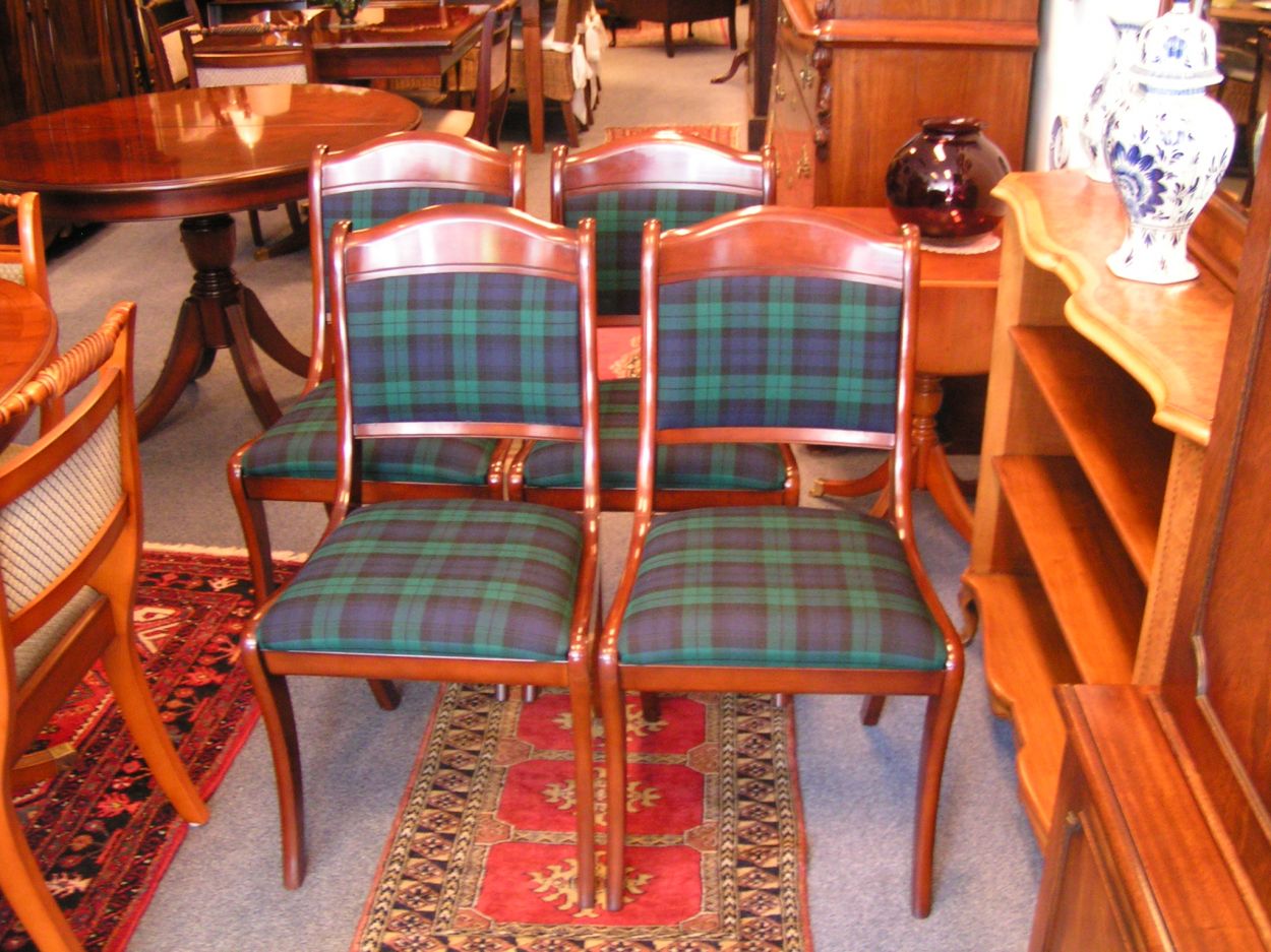  Verkocht artikelnr. 201916 Heldense Exclusive Mahonie stoelen, set van vier stoelen.
Diameter: 1.10m x uitschuifbaar geschikt voor 6 personen.
Tussenblad: 45cm

Tafel is gloednieuw, gisteren uit de fabriek.

Intarsia ingelegd.

evt. met 4 bijpassende stoelen eveneens gloednieuw.

Meerdere exemplaren op voorraad naar keuze.
Keywords: Heldense Exclusive Mahonie Eetkamertafel met 4 stoelen