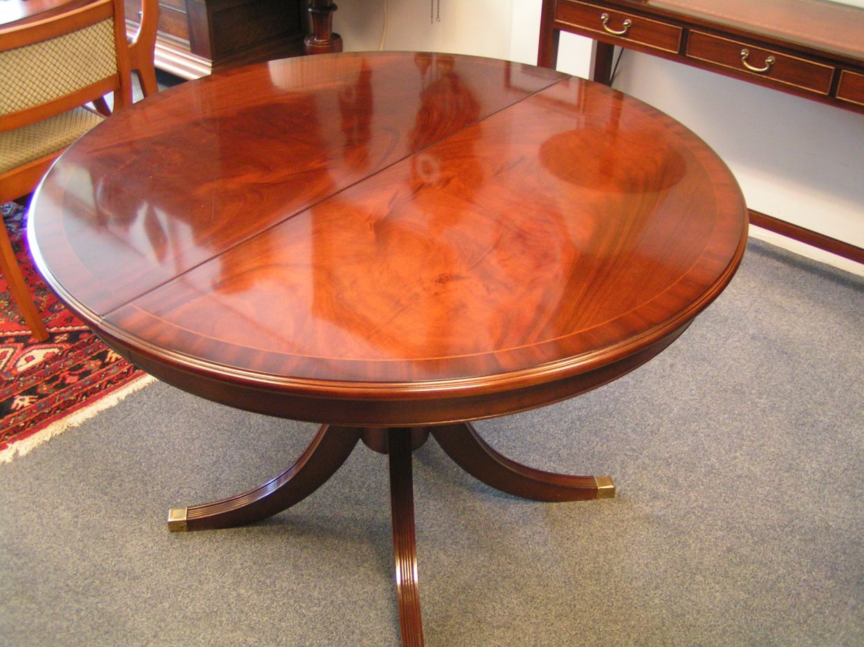 Nr 201916 Heldense Exclusive Mahonie en Taxus Eetkamertafels met stoelen.
Diameter: 1.10m x uitschuifbaar geschikt voor 6 personen.
Tussenblad: 45cm

Tafel is gloednieuw, gisteren uit de fabriek.

Intarsia ingelegd.

evt. met bijpassende stoelen eveneens gloednieuw.

Meerdere exemplaren op voorraad naar keuze.
Keywords: Heldense Exclusive Mahonie/Taxus Eetkamertafels met stoelen