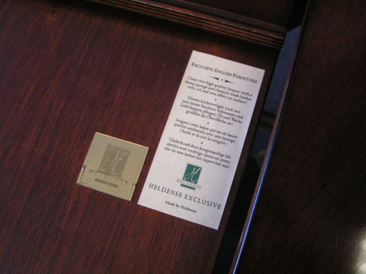 Verkocht artikelnr. 201916 Heldense Exclusive Mahonie Eetkamertafel.
Diameter: 1.10m x uitschuifbaar geschikt voor 6 personen.
Tussenblad: 45cm

Tafel is gloednieuw, gisteren uit de fabriek.

Intarsia ingelegd.

evt. met 4 bijpassende stoelen eveneens gloednieuw.

Meerdere exemplaren op voorraad naar keuze.
Keywords: Heldense Exclusive Mahonie Eetkamertafel met 4 stoelen