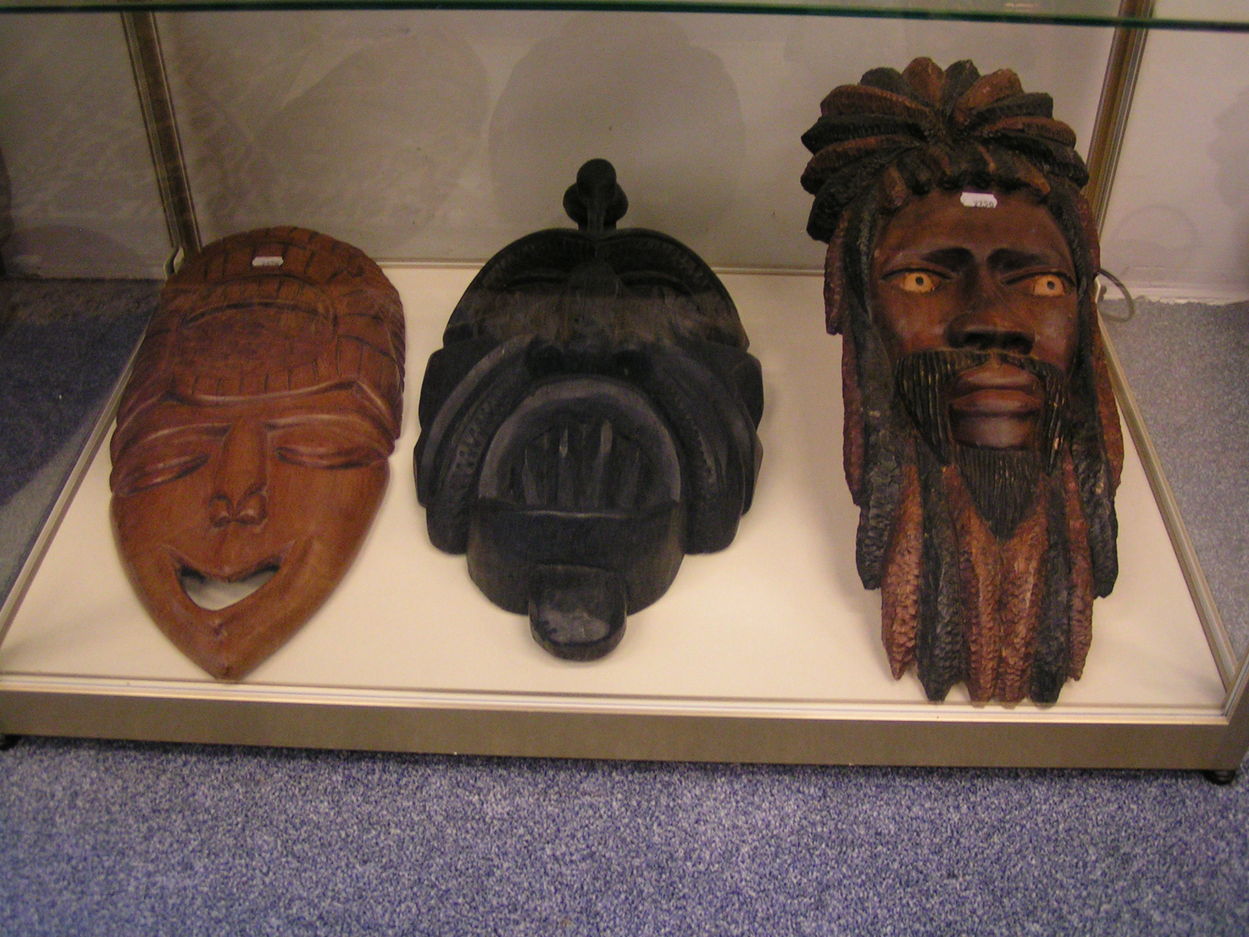 artikelnr. 00262 Masker Indonesisch/Afrikaans/Rasta etc. : prijs 90 euro
middelste masker: 37.50 euro

masker links/rechts: 29.50 euro

alle 3 voor: 90 euro
Keywords: masker rasta afrika