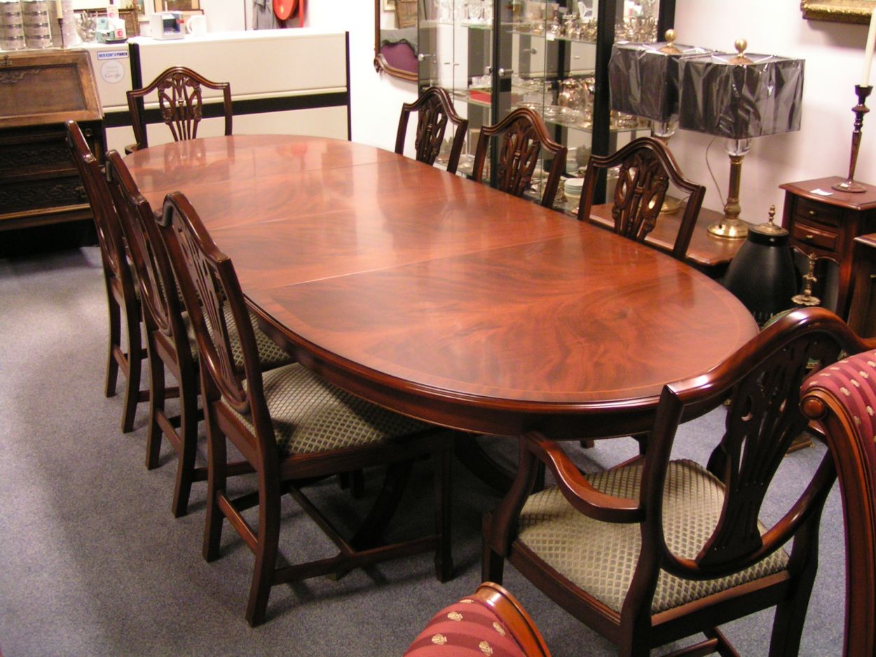 Verkocht artikelnr. 00264: Heldense Uitschuifbare Ovale Mahonie Eetkamertafel nog diversen grote tafels op voorraad u kunt altijd even contact opnemen voor informatie.
Uitschuifbare ovale eetkamertafel met 2 inlegbladen die onder het blad kunnen worden opgeborgen. Met hoogwaardig metalen syngroongeleiders met centrale borging.
Met intarsia inglegde bladen.

Totale lengte: 2.85m (tussenbladen 50cm per stuk)

Breed: 1.05m

In nieuwstaat.

Uniek exemplaar.

stoelen zijn verkocht.
Keywords: artikelnr. 00264: Heldense Uitschuifbare Ovale Mahonie Eetkamertafel