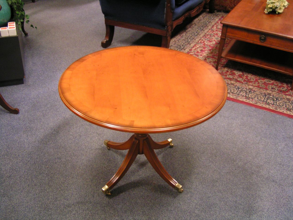 Verkocht 01600241a Heldense Taxus bijzettafeltje
op messingwielen intarsia ingelegd.

75cm diameter x 56 hoog.
Keywords: Heldense Taxus bijzettafeltje