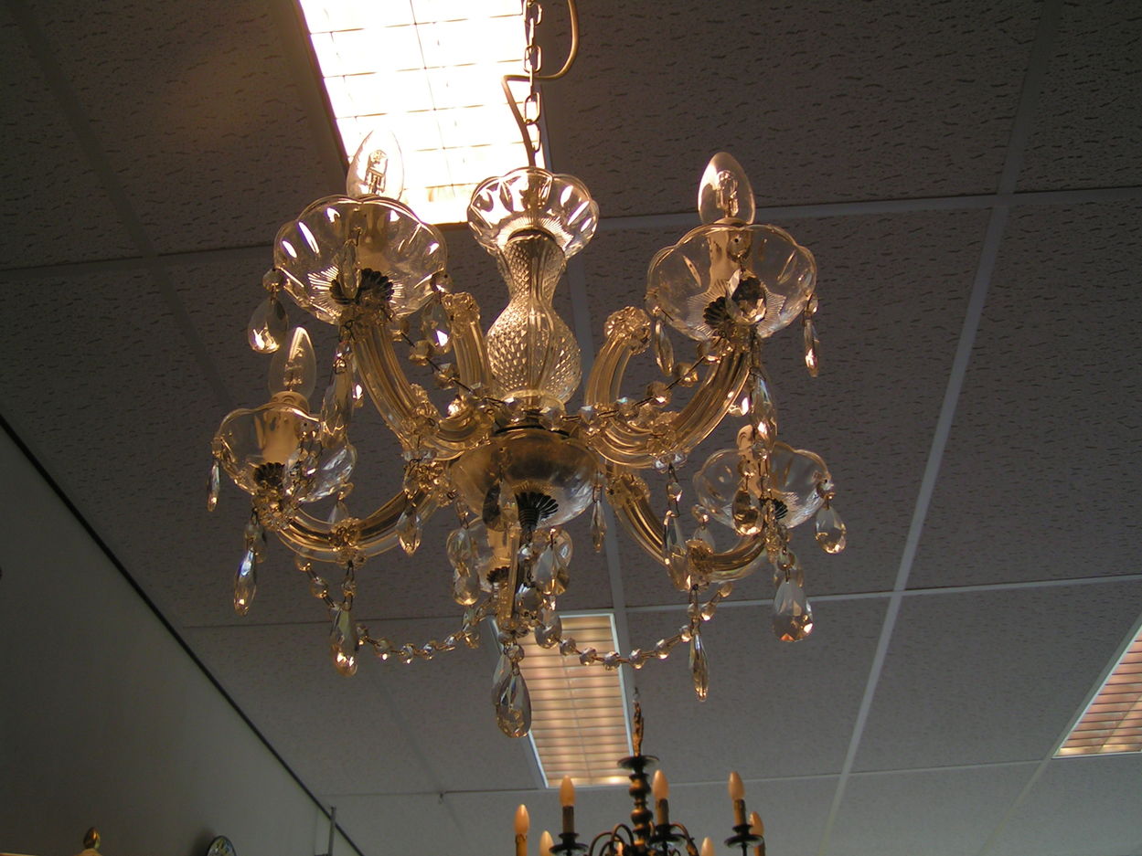 Verkocht artikelnr. 00284 Kristallen Kroontje 5 armig.
L: zonder ketting : 35cm

b: 50cm
Keywords: Kristallen Kroontje 5 arms