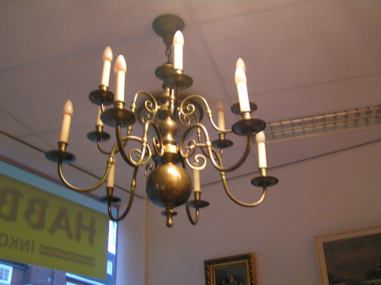 Verkocht artikelnr. 00368 Dubbele kaarskroon
messing, 12 lampen, 80cm doorsnede, zonder ketting 70cm
Keywords: Dubbele kaarskroon