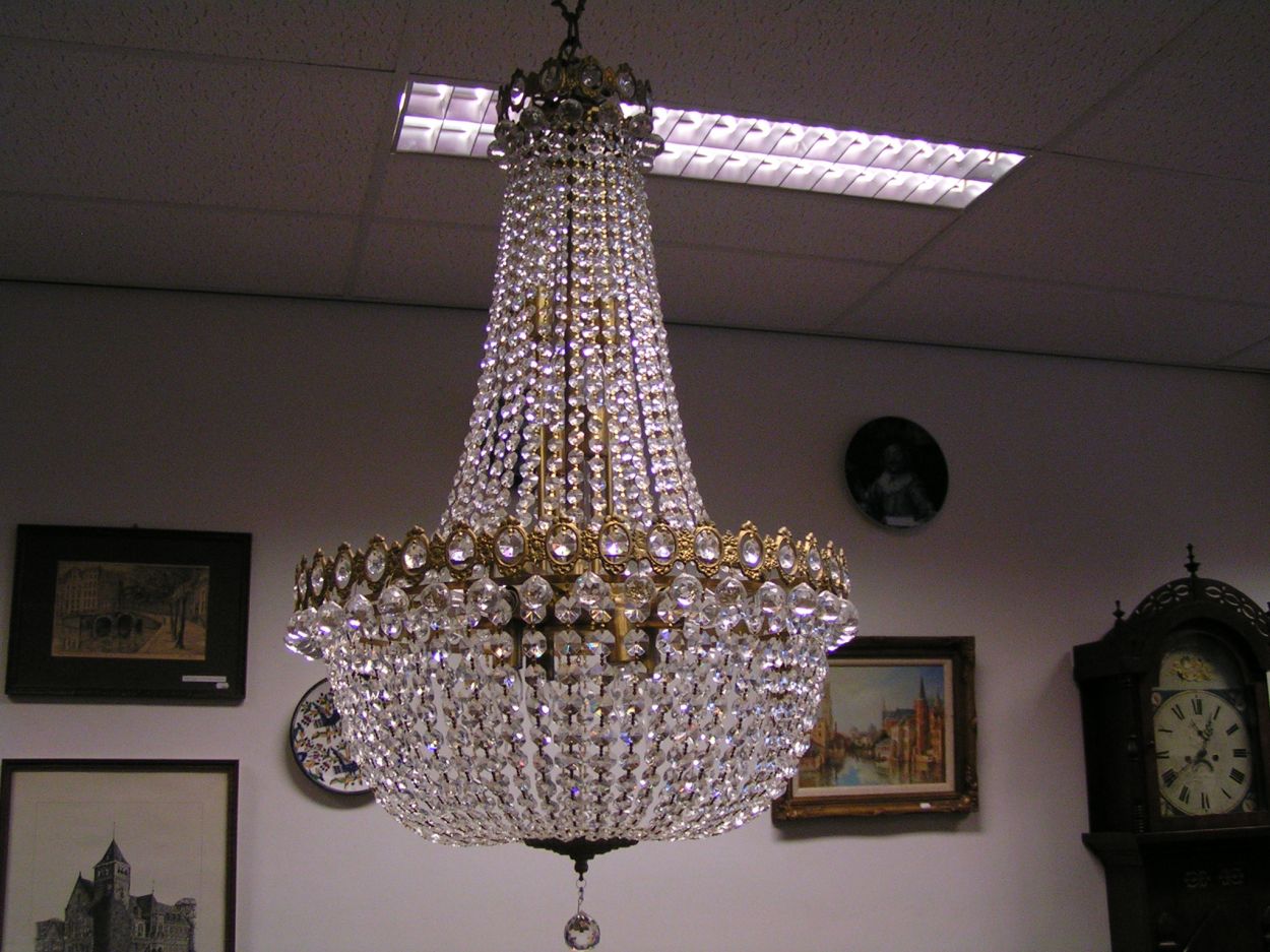 Verkocht artikelnr. 00225a Kristallen Zakkroonluchter
1 meter hoog zonder ketting, 70 cm doorsnede rondom.
met 16 lampen, pracht - en uniek exemplaar
Keywords: 00225a; Kristallen Zakkroonluchter;