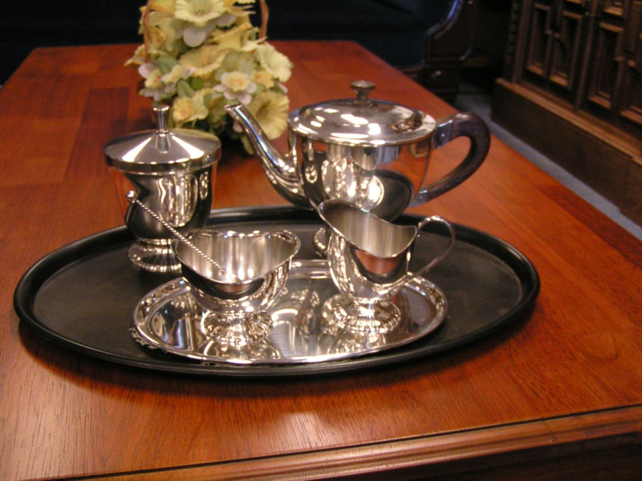 artikelnr. 0160074 Douwe Egberts Koffie/thee servies: Bieden
Compleet met melk en suiker kannetje, 5 delig.

Verzilverd 90
Keywords: Douwe Egberts Koffie/thee servies: