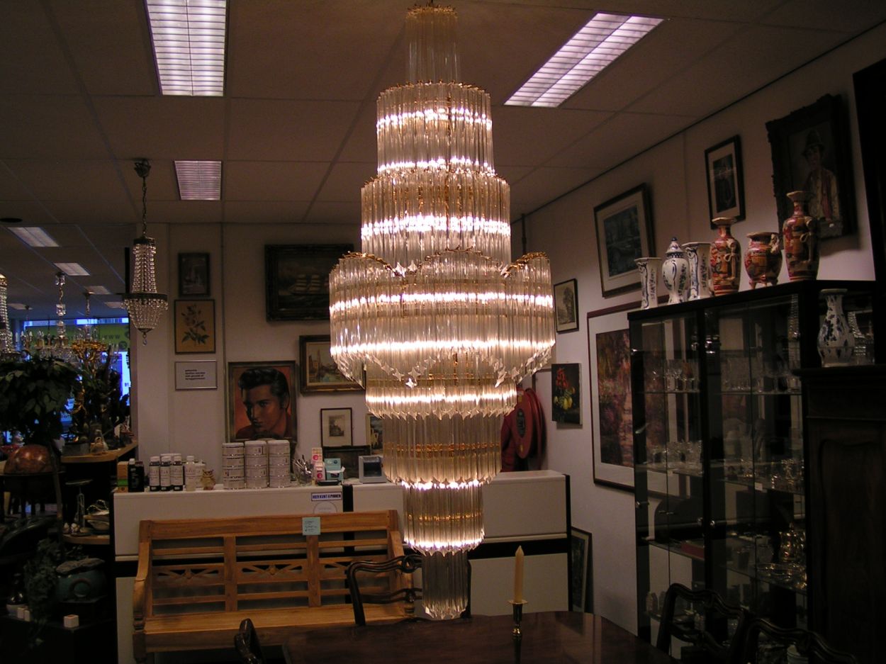 Verkocht artikelnr. 0160023 Grote Kristallen Kroonluchter 8-laags Goudverguld ontwerp Paolo Venini
90cm doorsnede, 2 meter hoog zonder ketting.

Super Kroonluchter bestaande uit een Goud-verguld metalen frame met vele honderden ruitvormige kristallen staven, ontwerp Paolo Venini, jaren '60.

Top Kroonluchter!

Keywords: Grote Kristallen Kroonluchter 8-laags Goudverguld ontwerp Paolo Venini