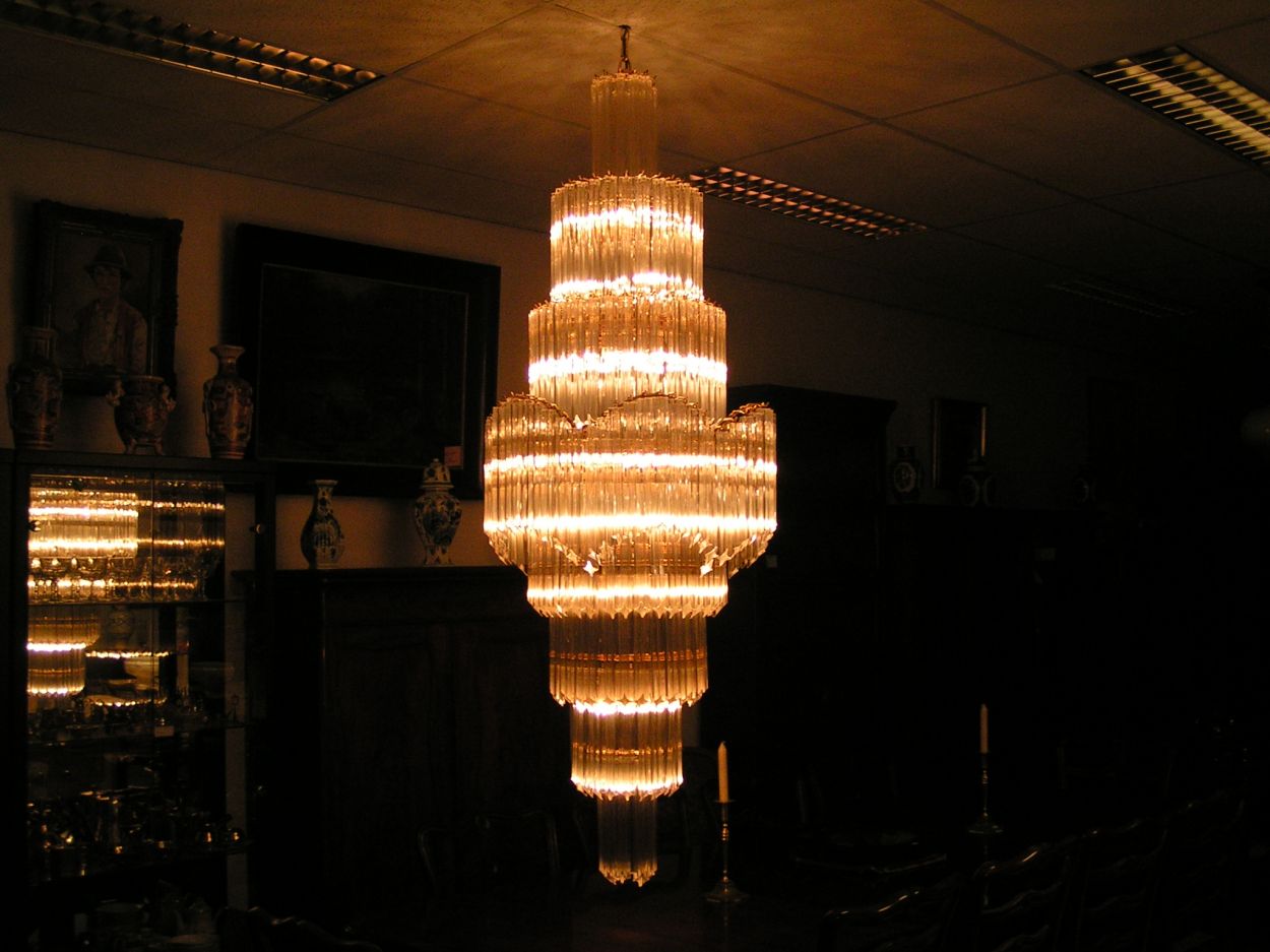 Verkocht artikelnr. 0160023 Grote Kristallen Kroonluchter 8-laags Goudverguld ontwerp Paolo Venini
90cm doorsnede, 2 meter hoog zonder ketting.

Super Kroonluchter bestaande uit een Goud-verguld metalen frame met vele honderden ruitvormige kristallen staven, ontwerp Paolo Venini, jaren '60.

Top Kroonluchter!

Keywords: Grote Kristallen Kroonluchter 8-laags Goudverguld ontwerp Paolo Venini