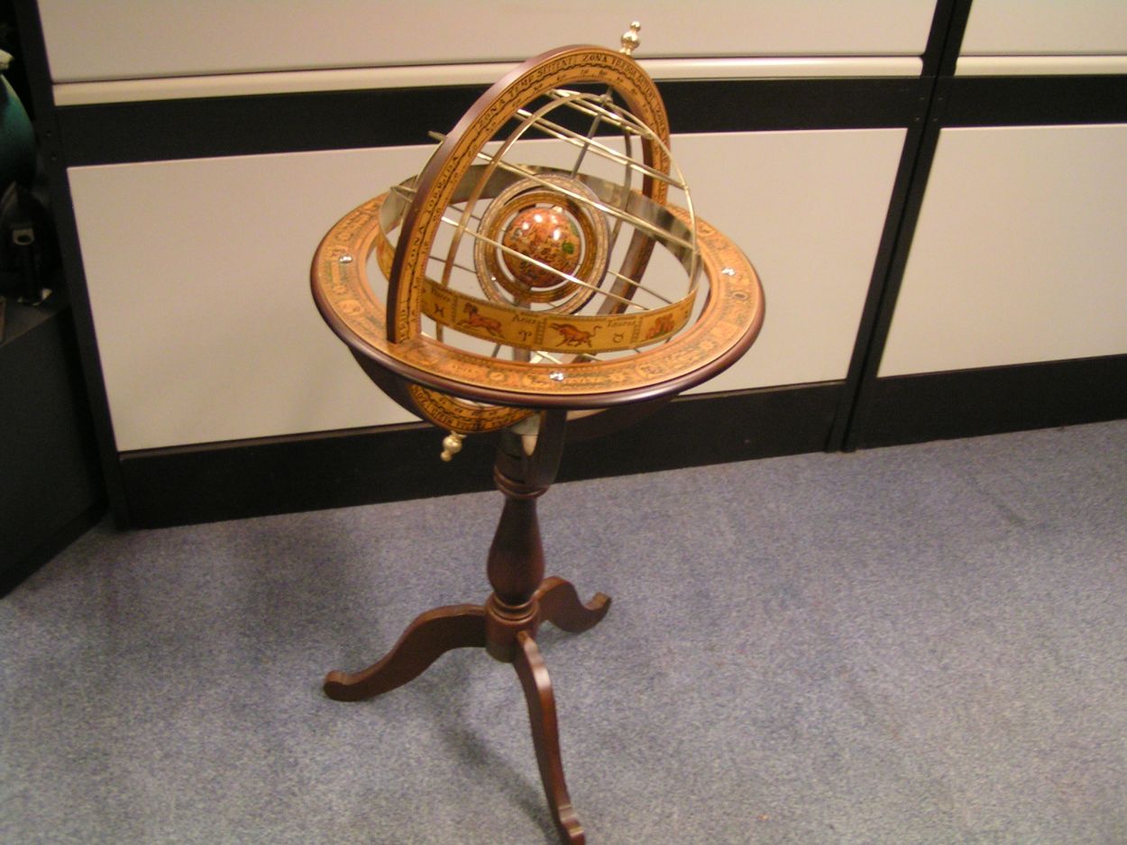 Verkocht artikelnr. 0160099 Klassieke Draaiende Globe/Zodiak
In zeer goede staat.

Astronomische Weergave, Model van het Melkwegstelsel met de draaiende schijven van de tekens van de Dierenriem/Zodiak. Schoolmodel, in zeer goede staat, uniek exemplaar!

Hoogte: 96cm x Diameter: 45cm
Keywords: Klassieke Draaiende Globe/Zodiak