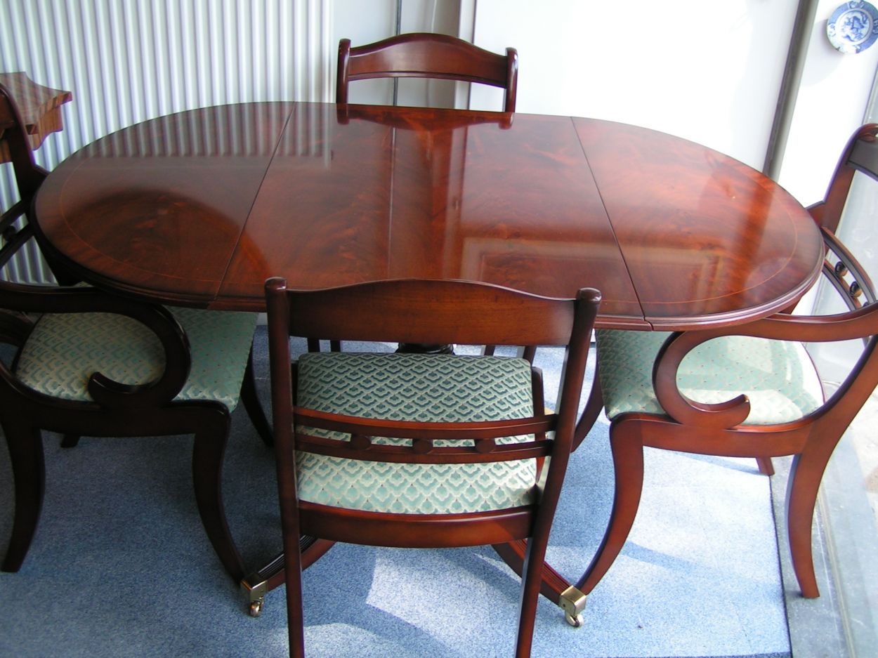 Verkocht artikelnr. 00684 Heldense Exclusive Mahonie Hangoor Eetkamertafel.
in prachtstaat, met 4 heldense stoelen waarvan 2 met armleuning en 2 zonder.
 met diverse setjes Heldense stoelen op voorraad, prijs in overleg, diverse mogelijkheden.

L:1.39m x B: 89 x H: 76cm, midden is tussenstuk hangoor=60cm

*Nog 1 exemplaar in Taxus met 4 bijpassende stoelen te koop.
Keywords: Heldense Exclusive Mahonie Hangoor Eetkamertafel