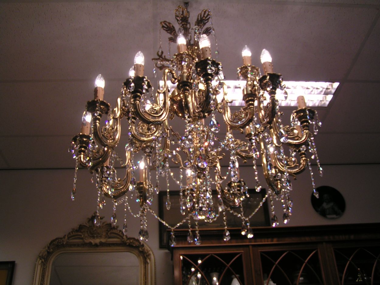 Verkocht artikelnr. 00851c Kroonluchter Kristal Verguld Koperen 18-lichts
1.95m diameter

zonder ketting 1 meter

In topconditie

Topstuk!
Keywords: Kroonluchter Kristal Verguld Koperen 18-lichts