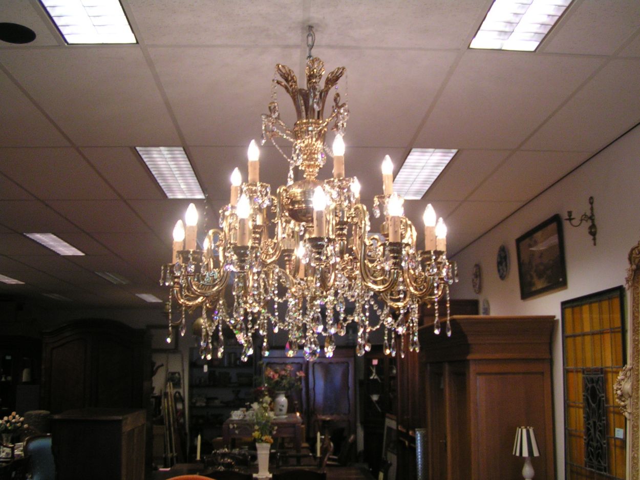 Verkocht artikelnr. 00851a Kroonluchter Kristal Verguld Koperen 18-lichts
1.95m diameter

zonder ketting 1 meter

In topconditie

Topstuk!
Keywords: Kroonluchter Kristal Verguld Koperen 18-lichts