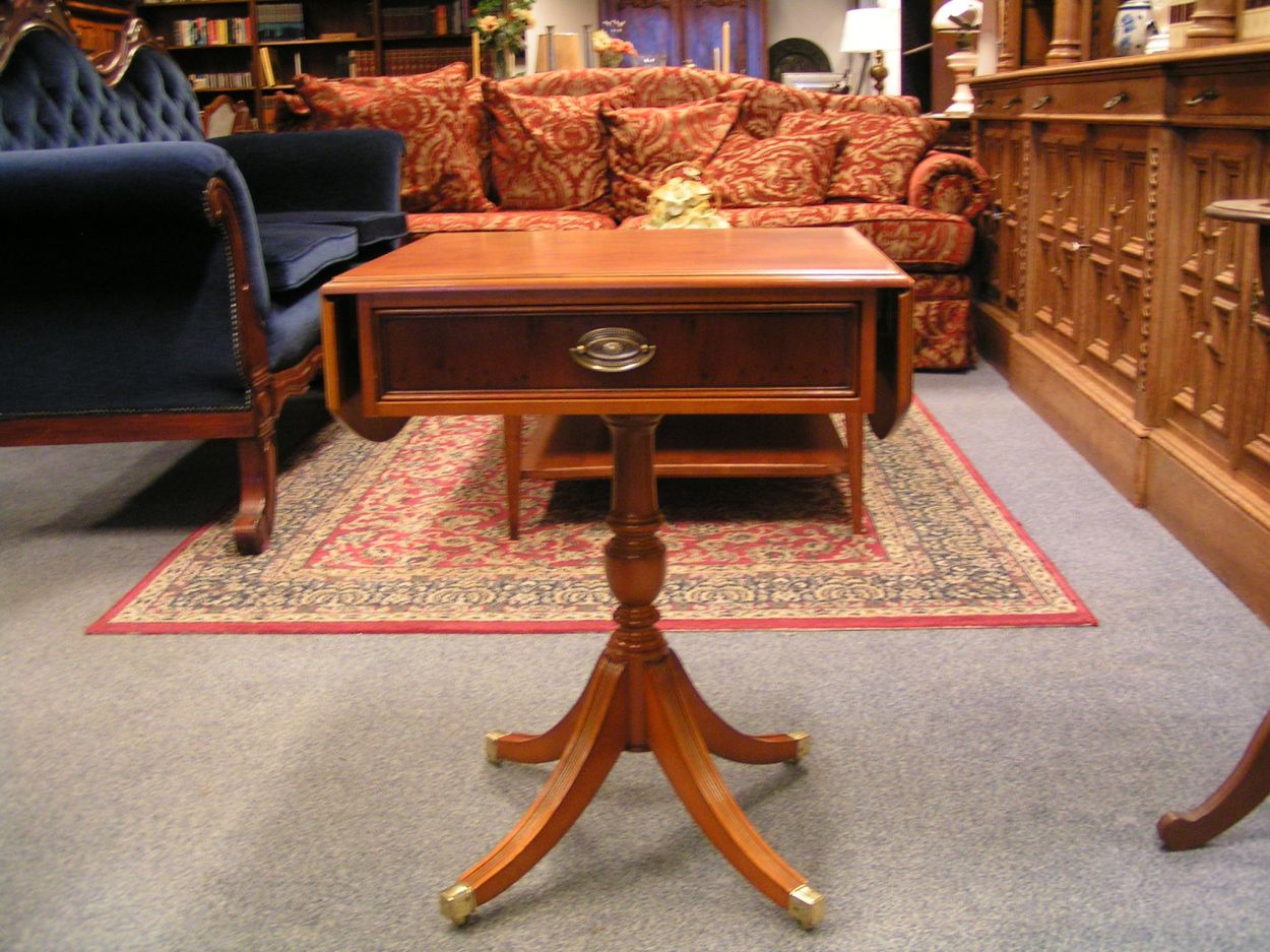 Verkocht artikelnr. 0160055 Heldense Exclusive Hangoortafeltje.
met lade, uitklapbaar, met 2 klapbladen.

op messingwielen.

49 x 46 x 65cm
Keywords: Heldense Exclusive Hangoortafeltje Taxus