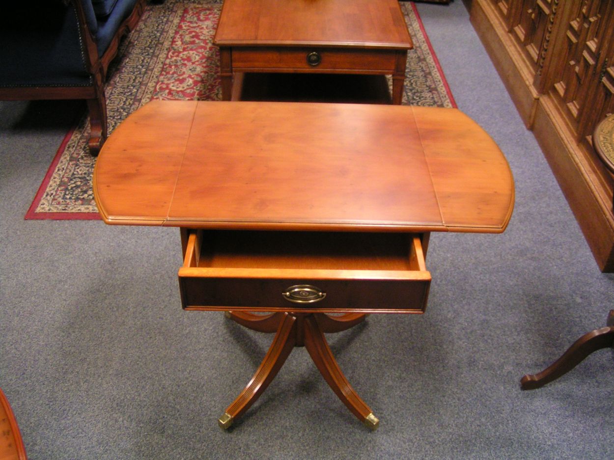 Verkocht 0160055 Heldense Exclusive Hangoortafeltje Taxus en in Mahonie; 
met lade, uitklapbaar, met 2 klapbladen.

op messingwielen.

49 x 46 x 65cm
Keywords: Heldense Exclusive Hangoortafeltje Taxus/Mahonie.