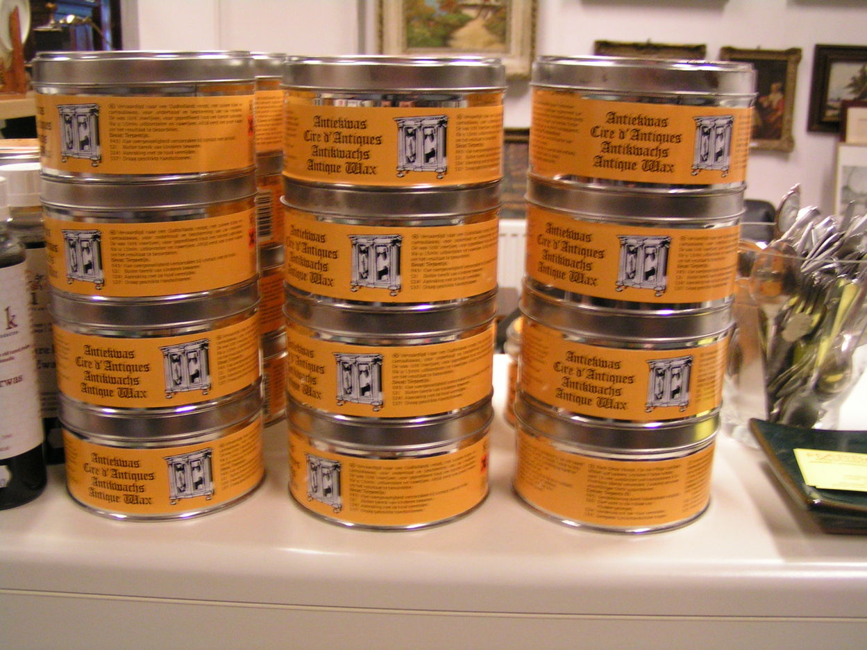 artikelnr. 00293 Onderhoudswas in 3 kleuren: €9.95,- euro
mahonie
donkerbruin
naturel

	Ook het adres voor al uw onderhoudswas producten volgens Oud-Hollandsch receptDiverse wassoorten: Mahonie, Donkerbruin en Wit Naturel. Eveneens kleurwas mahonie en donker.
Diverse lederwas soortenin 3 kleuren: zwart, bruin en naturel. Tevens onderhoudsproducten voor MDF meubilair.
"Formula Traditionelle", "All produced with an old saved recipe".
Keywords: onderhoudswas kleuren mahonie naturel