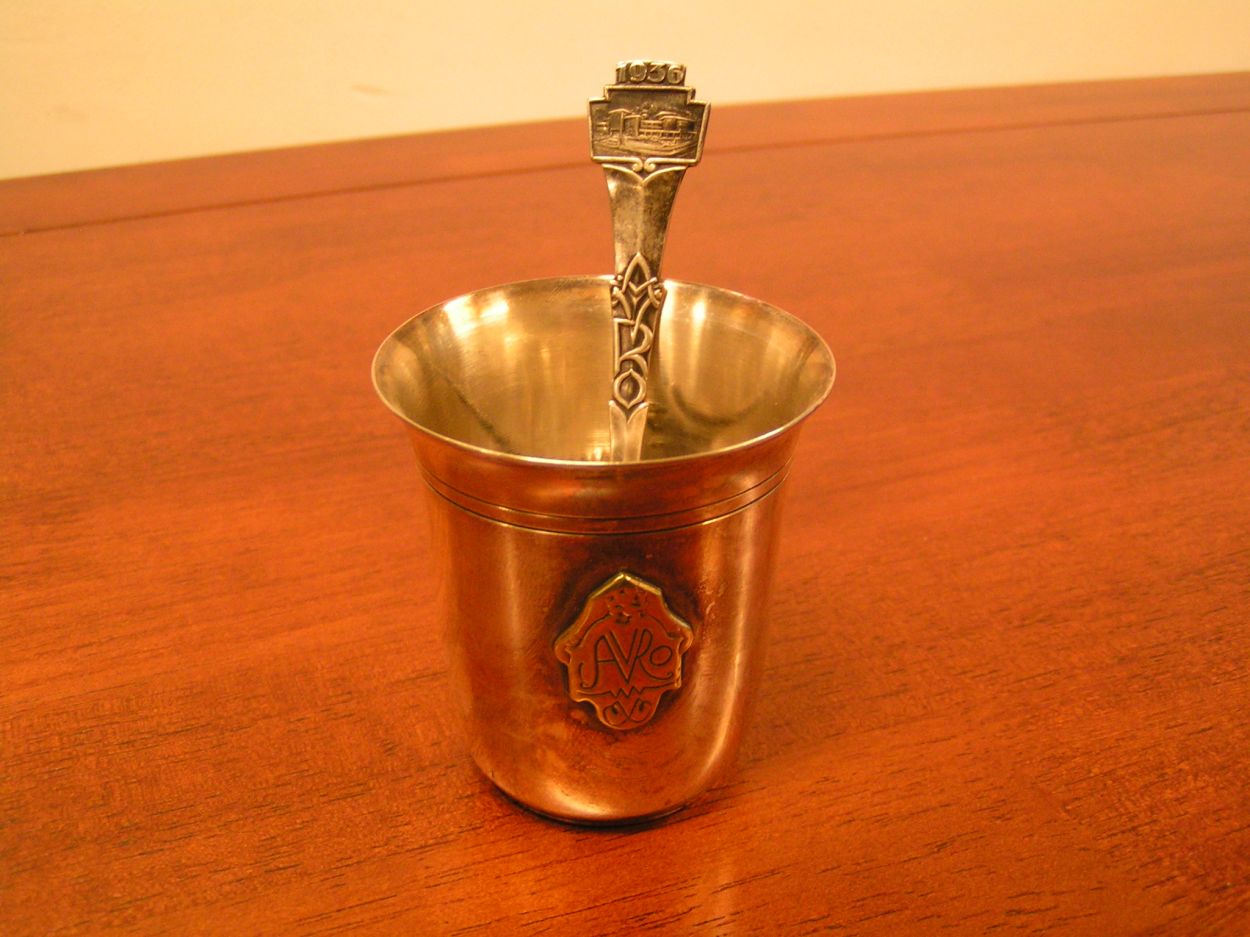 artikelnr. 00769b Verzilverd SOLA Suikerpotje met bijbehorend Theelepeltje AVRO: prijs 24,50 euro
Verzilverd theesetje 'AVRO' uit 1936

suikerpotje is 7 cm hoog, lepeltje 12cm lang (90 microgram SOLA zilver)
Keywords:  Verzilverd Suikerpotje met bijbehorend Theelepeltje AVRO