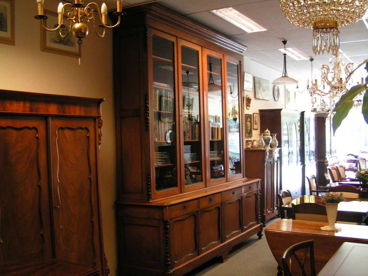 Verkocht artikelnr. 00776e Unieke Antieke Grote bibliotheek,buffetkast, winkelkast en massief Slavonisch Eiken Biedermeier Boekenkast uit het jaar 1840. Prijs Nader Overeen te komen
Antieke Grote bibliotheek,buffetkast, winkelkast en massief Slavonisch Eiken Biedermeier Boekenkast uit het jaar 1840.
Ideaal als grote winkelkast, winkelinterieur kast
Komt oorspronkelijk uit een kerk uit Utrecht.
Afmeting breedte 250 cm,hoogte 290 cm.
onderste gedeelte is 60 cm diep, bovenste gedeelte ongeveer 40 cm diep. Bovenste gedeelte kan van de onderkant af.
Afmeting breedte 253 cm,
Massief Slavonisch eiken, Biedermeier! TOPSTUK - totale hoogte is exact: 2.87m
de voetmaat oftewel de maat van de pootjes is 12 - en een halve cm.
Keywords: Antieke Grote bibliotheek,buffetkast, winkelkast en massief Slavonisch Eiken Biedermeier Boekenkast