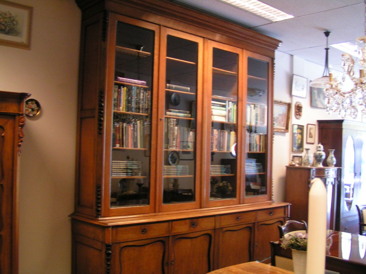 Verkocht artikelnr. 00776f Unieke Antieke Grote bibliotheek,buffetkast, winkelkast en massief Slavonisch Eiken Biedermeier Boekenkast, altijd zeer mooie antieken kasten in museum kwalitiet in de collectie.
Antieke Grote bibliotheek,buffetkast, winkelkast en massief Slavonisch Eiken Biedermeier Boekenkast uit het jaar 1840.
Ideaal als grote winkelkast, winkelinterieur kast
Komt oorspronkelijk uit een kerk uit Utrecht.
Afmeting breedte 250 cm,hoogte 290 cm.
onderste gedeelte is 60 cm diep, bovenste gedeelte ongeveer 40 cm diep. Bovenste gedeelte kan van de onderkant af.
Afmeting breedte 253 cm,
Massief Slavonisch eiken, Biedermeier! TOPSTUK - totale hoogte is exact: 2.87m
de voetmaat oftewel de maat van de pootjes is 12 - en een halve cm.
Keywords: Antieke Grote bibliotheek,buffetkast, winkelkast en massief Slavonisch Eiken Biedermeier Boekenkast uit het jaar 1840