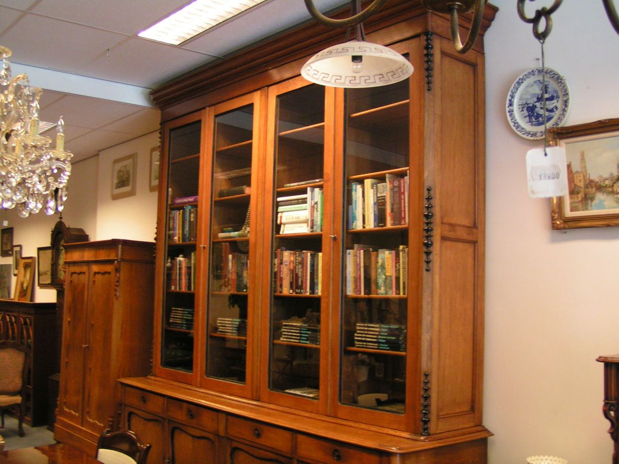 Verkocht artikelnr. 00776h Unieke Antieke Grote bibliotheek,buffetkast, winkelkast en massief Slavonisch Eiken Biedermeier Boekenkast uit het jaar 1840. Prijs Nader Overeen te komen
Antieke Grote bibliotheek,buffetkast, winkelkast en massief Slavonisch Eiken Biedermeier Boekenkast uit het jaar 1840.
Ideaal als grote winkelkast, winkelinterieur kast
Komt oorspronkelijk uit een kerk uit Utrecht.
Afmeting breedte 250 cm,hoogte 290 cm.
onderste gedeelte is 60 cm diep, bovenste gedeelte ongeveer 40 cm diep. Bovenste gedeelte kan van de onderkant af.
Afmeting breedte 253 cm,
Massief Slavonisch eiken, Biedermeier! TOPSTUK - totale hoogte is exact: 2.87m
de voetmaat oftewel de maat van de pootjes is 12 - en een halve cm.
Keywords: Grote bibliotheek,buffetkast, winkelkast en massief Slavonisch Eiken Biedermeier Boekenkast uit het jaar 1840