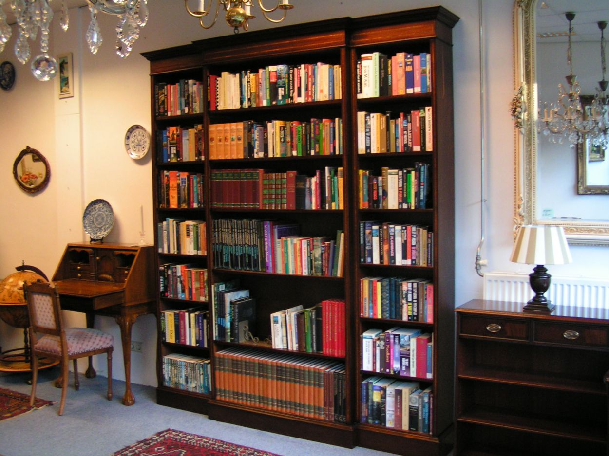 Verkocht artikelnr. 1510 Grote Engelse Boekenkast Notenhout
Notenhouten gefineerde breakfront boekenkast met geprofileerde kap, de zijden ingelegd met satijnhouten bies en rustend op rechte voet, h: 240 x b: 210 x d: 26 cm (midden-breakfront 32cm diepte)

In Topconditie!
Keywords: Grote Engelse Boekenkast Notenhout