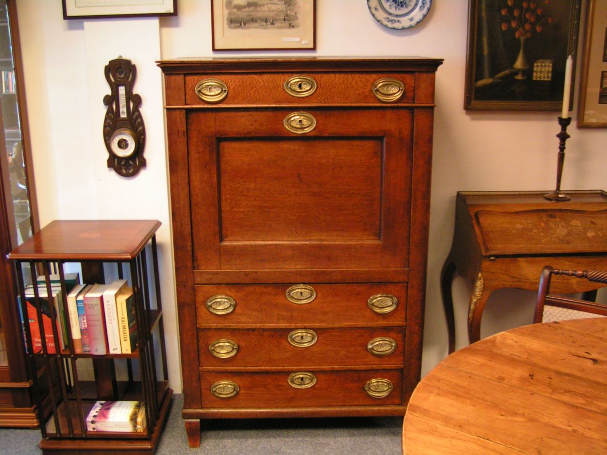 Verkocht artikelnr. 0160077 Antiek Empire Secretaire/bureau Slavonisch Eiken
Met origineel beslag, sleutels en sloten.

3 laden onderin, 1 bovenaan.

In topconditie.

B: 96cm x D: 45cm x H: 1.47m

Topstuk Antiek!
Keywords: Antiek Empire Secretaire/bureau Slavonisch Eiken