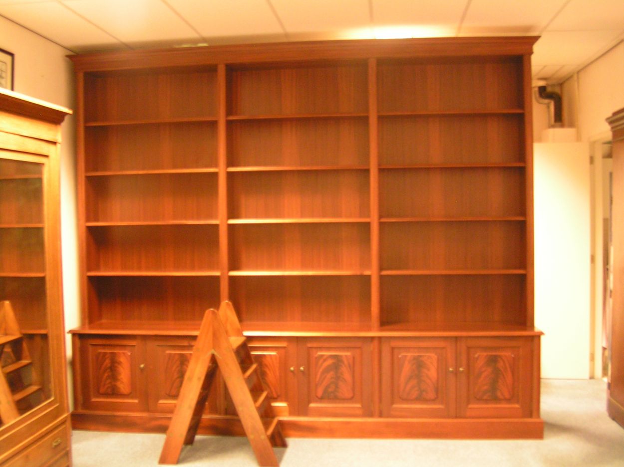 Verkocht. 016000 Grote Massief Mahoniehouten Klassieke Bibliotheek/Boekenkast
H: 2.75m x B: 3.30m x D: 53cm

In nieuwstaat

Topstuk!
Keywords: Grote Massief Mahoniehouten Klassieke Boekenkast