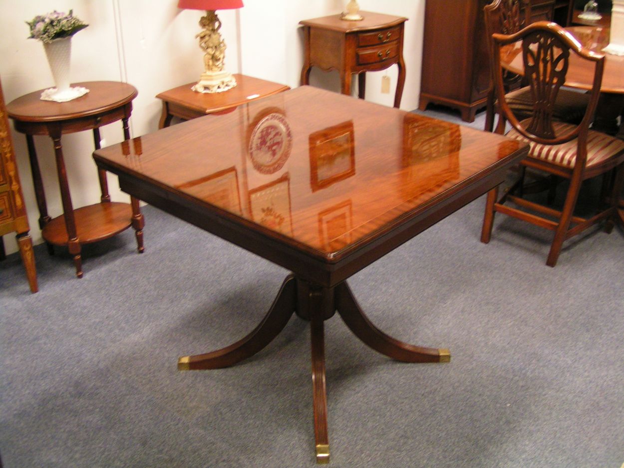  Verkopcht artikelnr. 00730 Heldense Exclusive Mahonie Eetkamertafel
in nieuwstaat, vierkant en uitschuifbaar.

evt. met 4 of meer bijpassende Heldense stoelen naar keuze erbij te koop.

90 x 90 x uitschuifbare stukken zijn 35cm, totale lengte 1.60m
Keywords: Heldense Exclusive Mahonie Eetkamertafel in nieuwstaat en helmaal perfect!