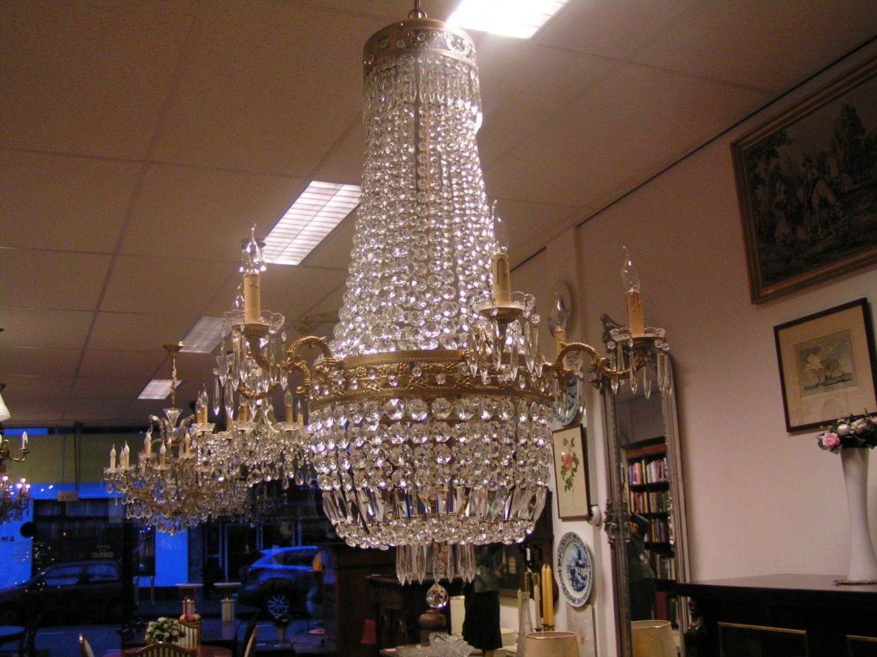 Verkocht artikelnr. 15780b Royale Grote Kristallen Kroonluchter.
1.20m zonder ketting, doorsnede 90cm
In perfecte staat!

6-armige verguld metalen Kroonluchter met vele kristallen pegels
Keywords: Royale Grote Kristallen Kroonluchter