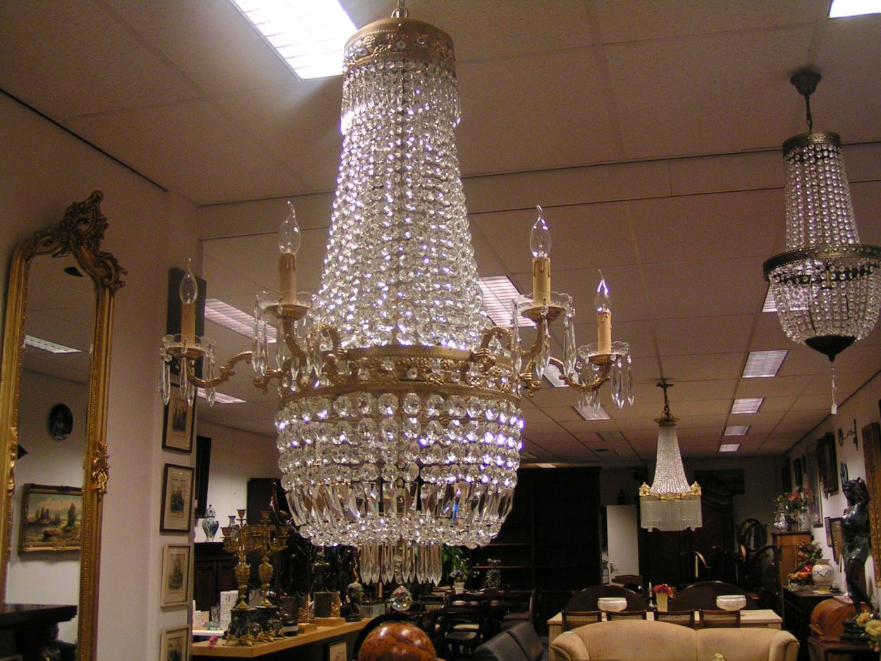 Verkocht artikelnr. 15780a Royale Grote Kristallen Kroonluchter.
1.20m zonder ketting, doorsnede 90cm
In perfecte staat!

6-armige verguld metalen Kroonluchter met vele kristallen pegels
Keywords: Royale Grote Kristallen Kroonluchter