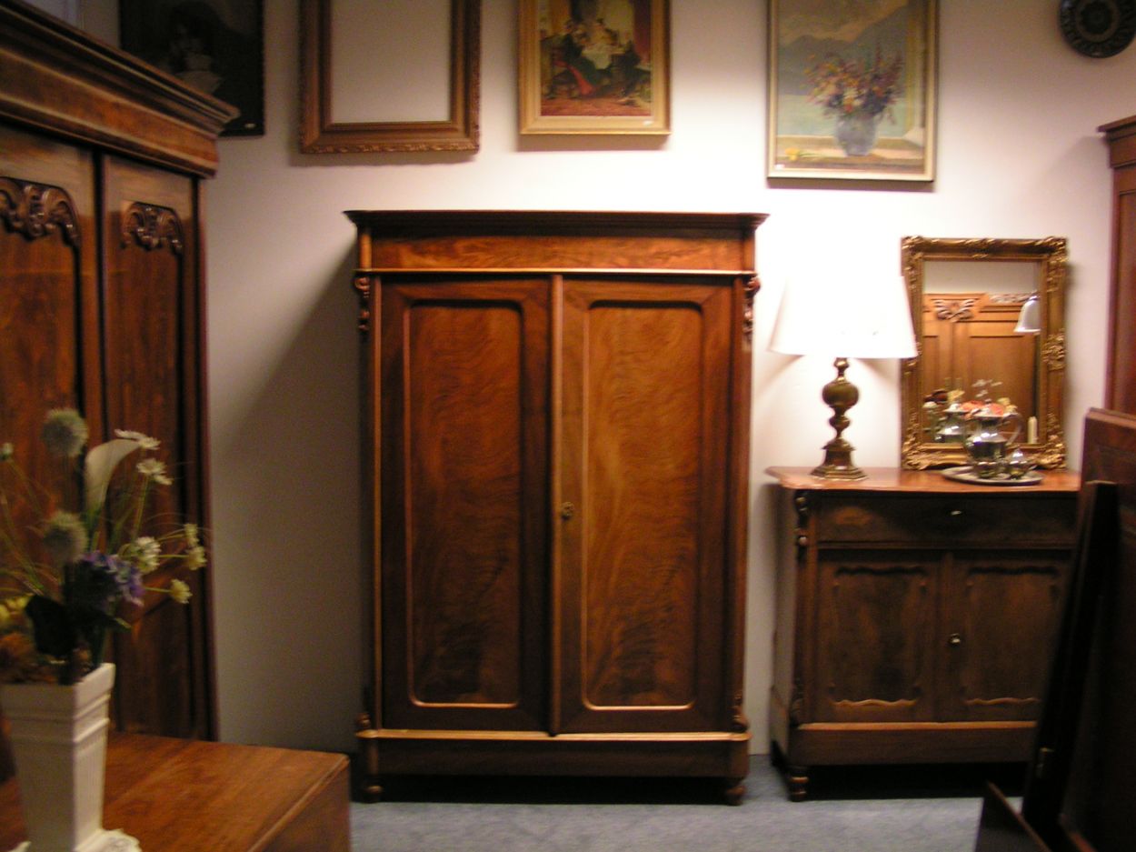 Verkocht artikelnr. 01600233 Meidenkast Biedermeier 2-deurs linnenkast
2-deurs linnenkast in nieuwstaat.

afmetingen: B: 1.23m x D: 40cm x H: 1.77m
Keywords: Meidenkast Biedermeier 2-deurs linnenkast