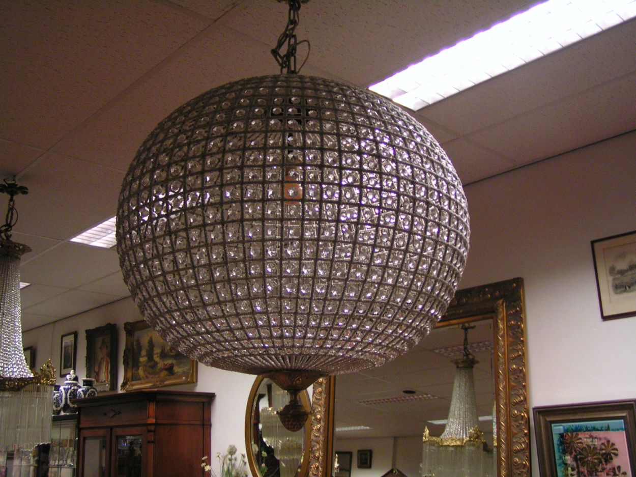 Verkocht artikelnr. 0160086 Bolkroonluchter Kristal
Uniek exemplaar.

Met messing ornament.

met 1 lamp, kunnen meerdere lampen in geplaatst worden.

diameter/breed 90cm x 80cm hoogte.
Keywords: Bolkroonluchter Kristal