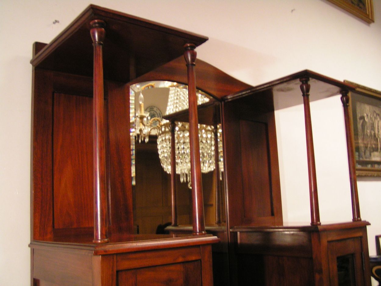 Verkocht artikelnr. 1600444 Antieke Mahonie Vitrinekast Art Deco
B: 92cm x D: 36cm x H: 1.78m

Facet geslepen glazen, spiegel en deuren in uitmuntende staat.

Zeer verfijnd handwerk.

Uniek exemplaar.
Keywords: Antieke Mahonie Vitrinekast Art Deco