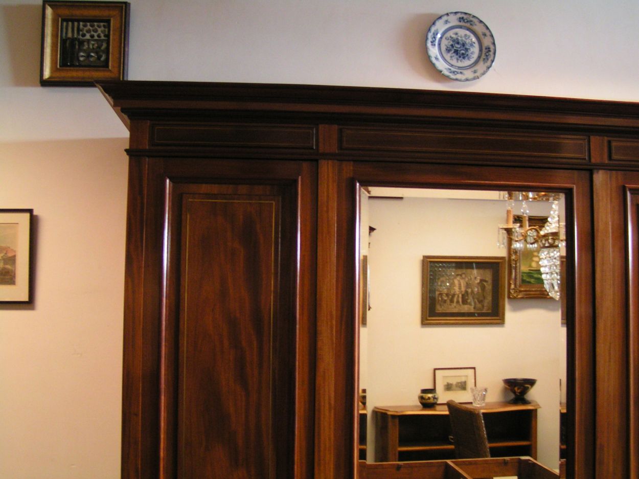 Verkocht 1600446 3-Deurs Koninklijke Kledingkast H.F. Jansen en Zoon 1874: 
De koninklijke Meubelfabriek en Magazijnen H.F. Jansen en Zonen was een meubelfabriek en woninginrichting in Amsterdam van 1840 tot 1948.
In 1871 Hofleverancier van het Koninklijk Huis.
De firma voorziet vanaf 1886 de werk- en slaapkamer van Koning Willem III en later Prinses Wilhelmina in Paleis Soestdijk van een nieuwe wandbekleding en meubilering. In 1881 wordt voor Prinses Emma de meubilering van het Paleis Het Loo verzorgd.

B: 1.97m x D: 63cm x H: 2.13m

Midden Deur Facet geslepen groten Spiegel.

Binnenkant geheel van Massief Slavonisch Eiken.

Planken in hoogte verstelbaar.

Deze antieke Koninklijke kledingkast verkeerd in absolute nieuwstaat.
Keywords: 3-Deurs Koninklijke Kledingkast H.F. Jansen en Zoon 1874