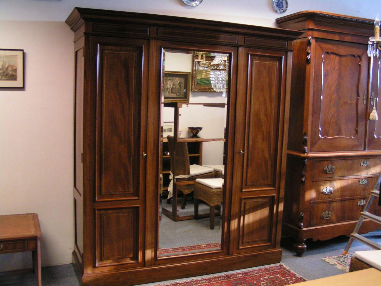 Verkocht 1600446 3-Deurs Koninklijke Kledingkast H.F. Jansen en Zoon 1874:
De koninklijke Meubelfabriek en Magazijnen H.F. Jansen en Zonen was een meubelfabriek en woninginrichting in Amsterdam van 1840 tot 1948.
In 1871 Hofleverancier van het Koninklijk Huis.
De firma voorziet vanaf 1886 de werk- en slaapkamer van Koning Willem III en later Prinses Wilhelmina in Paleis Soestdijk van een nieuwe wandbekleding en meubilering. In 1881 wordt voor Prinses Emma de meubilering van het Paleis Het Loo verzorgd.

B: 1.97m x D: 63cm x H: 2.13m

Midden Deur Facet geslepen groten Spiegel.

Binnenkant geheel van Massief Slavonisch Eiken.

Planken in hoogte verstelbaar.

Deze antieke Koninklijke kledingkast verkeerd in absolute nieuwstaat.
Keywords: 3-Deurs Koninklijke Kledingkast H.F. Jansen en Zoon 1874