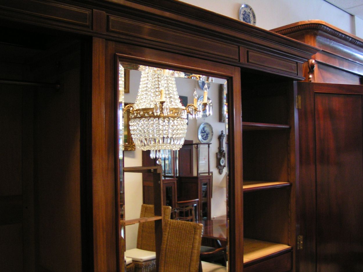 Verkocht 1600446 3-Deurs Koninklijke Kledingkast H.F. Jansen en Zoon 1874:
De koninklijke Meubelfabriek en Magazijnen H.F. Jansen en Zonen was een meubelfabriek en woninginrichting in Amsterdam van 1840 tot 1948.
In 1871 Hofleverancier van het Koninklijk Huis.
De firma voorziet vanaf 1886 de werk- en slaapkamer van Koning Willem III en later Prinses Wilhelmina in Paleis Soestdijk van een nieuwe wandbekleding en meubilering. In 1881 wordt voor Prinses Emma de meubilering van het Paleis Het Loo verzorgd.

B: 1.97m x D: 63cm x H: 2.13m

Midden Deur Facet geslepen groten Spiegel.

Binnenkant geheel van Massief Slavonisch Eiken.

Planken in hoogte verstelbaar.

Deze antieke Koninklijke kledingkast verkeerd in absolute nieuwstaat.
Keywords: 3-Deurs Koninklijke Kledingkast H.F. Jansen en Zoon 1874