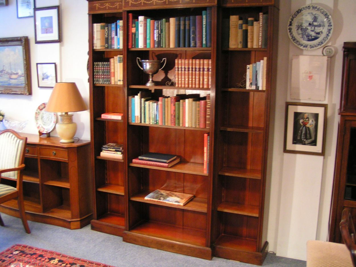 Verkocht artikelnr. 0160048 Engelse Mahonie Boekenkast
Planken in hoogte verstelbaar met breakfront.

In nieuwstaat. Superkwaliteits Boekenkast.

afmetingen: H: 2.11m x B: 1.69m x D: 30cm

Ingelegd met biesjes, de kap gedecoreerd met marqueterie in de vorm van guirlandes, England, 20e eeuw.
Keywords: Engelse Mahonie Boekenkast