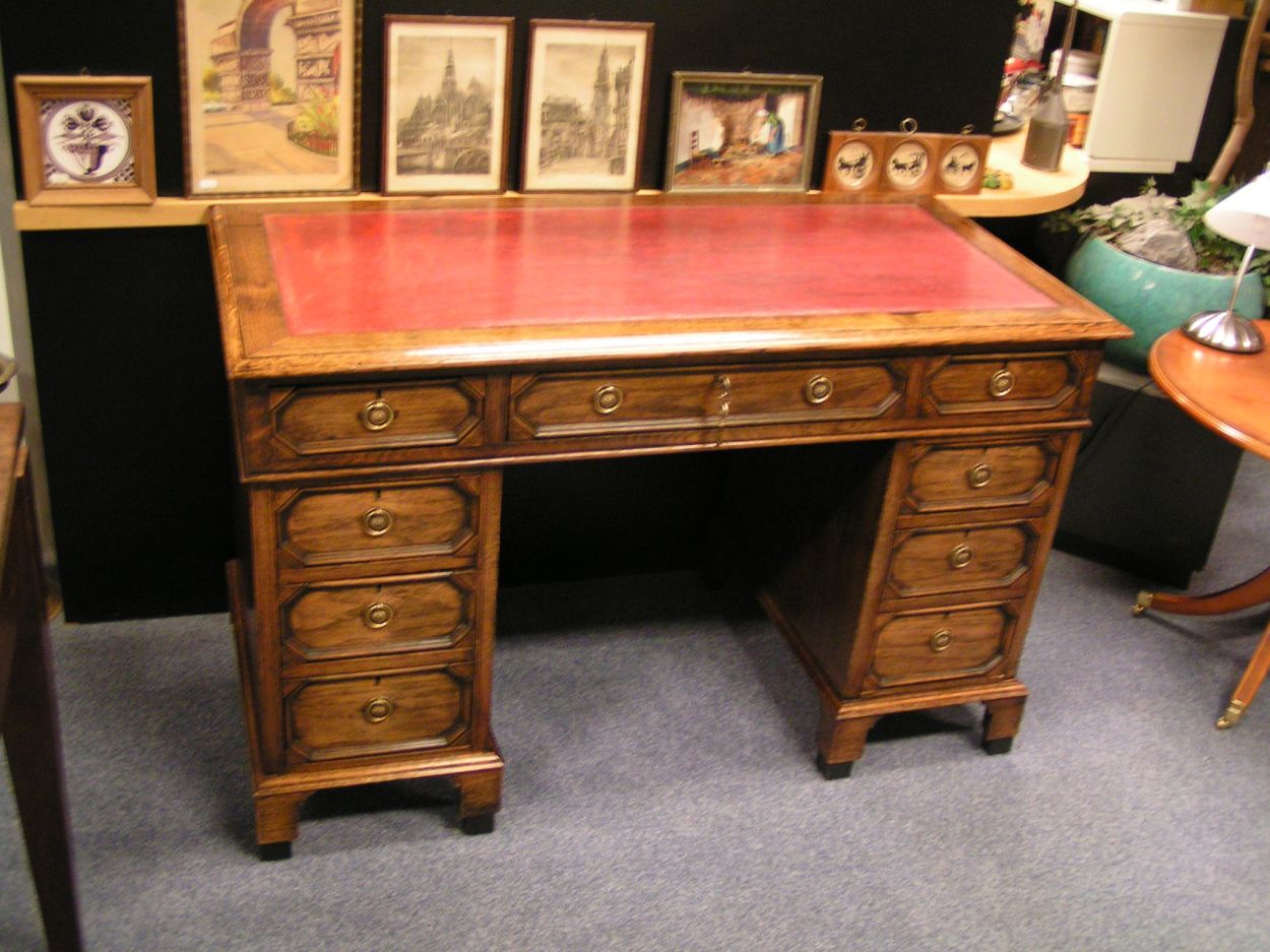 Verkocht artikelnr. 0160049 Engels Honing Eiken Bureau
met leer ingelegd en goudbedrukt rand.

In nieuwstaat.

B: 1.22m x D: 60cm x H: 76cm

evt. te koop met bijpassende Chesterfield lederen bureaustoel.
Keywords: Engels Honing Eiken Bureau