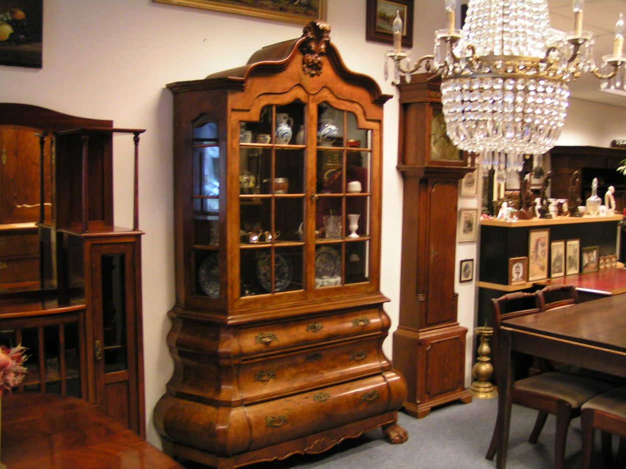  Verkocht 0160048 Antieke Hollandse Wortelnoten Vitrinekast begin 1800.
In nieuwstaat.

19e eeuwse Antieke Glaskast, puntgaaf.

B: 1.60m x D: 40cm x H: 2.25m
Keywords: Antieke Hollandse Wortelnoten Vitrinekast begin 1800