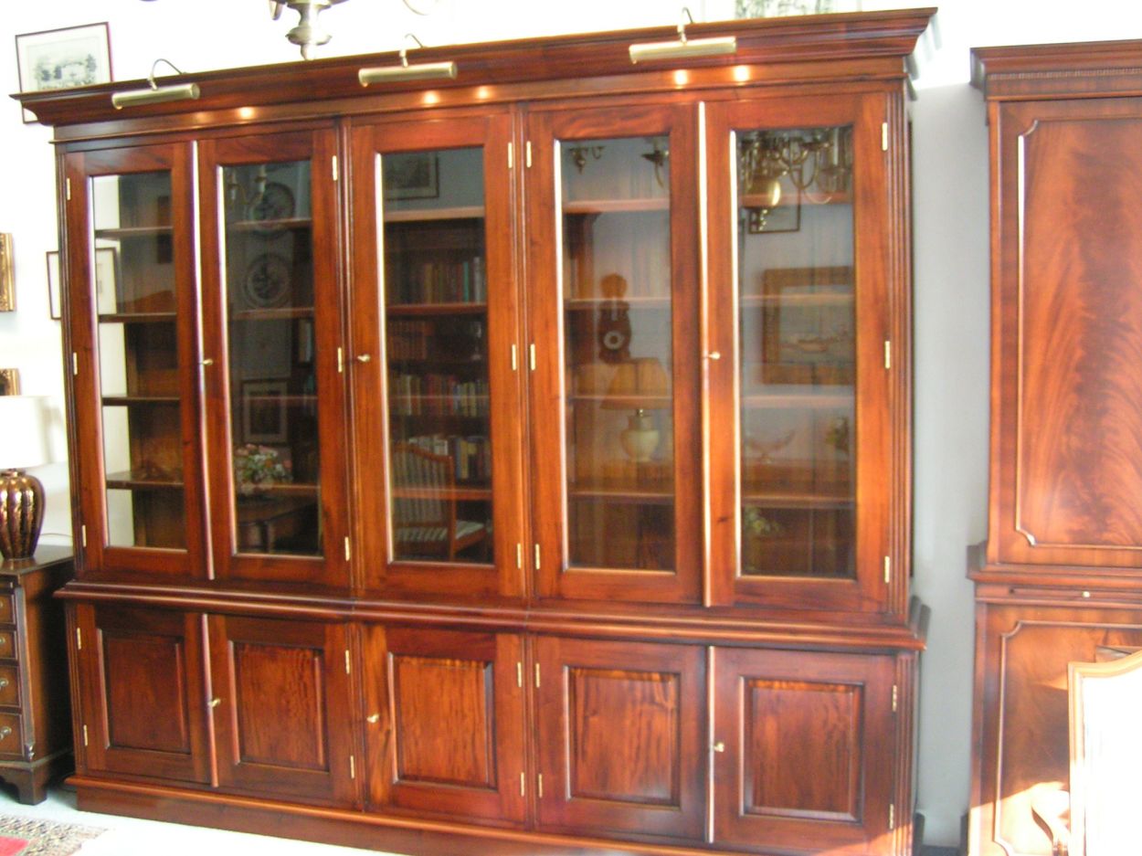 Verkocht artikelnr. 0160050 Engelse Klassieke Grote Mahonie Boekenkast/Bibliotheek.
In nieuwstaat.

Planken in hoogte verstelbaar.

Facet geslepen glazen deuren.

B: 2.80m x D: 43cm x H: 2.30m
Keywords: Engelse Klassieke Grote Mahonie Boekenkast/Biblioteek in nieuwstaat.